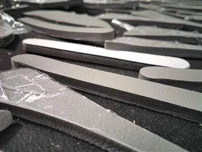 Как предотвратить скольжение кожи во время раскроя на кожерезном станке?